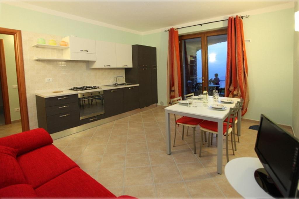 La Casa Di Pericle Aparthotel Бренцоне сул Гарда Стая снимка